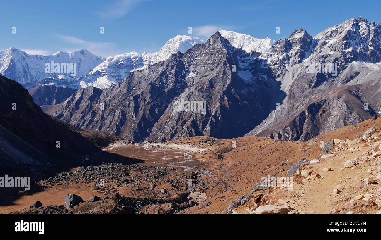 Atemberaubendes Bergpanorama mit schneebedeckten Bergen von der westlichen Aufstiegsroute des Renjo La Passes im Himalaya, Nepal. Stockfoto