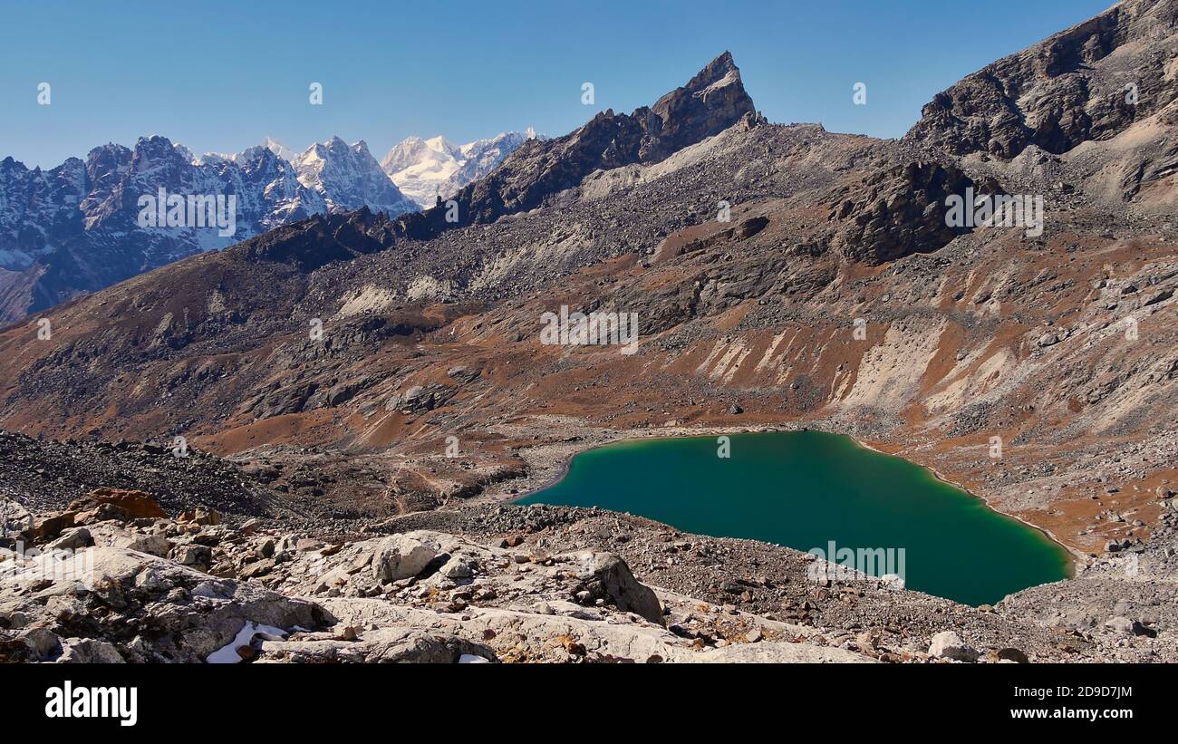 Schöner türkisfarbener Bergsee am westlichen Aufstieg des Renjo La Passes (5,430 m), Sagarmatha Nationalpark, Nepal im Himalaya. Stockfoto