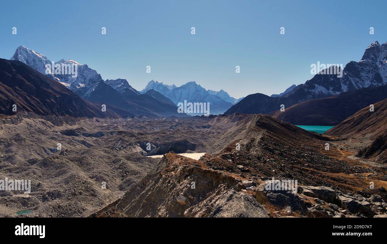 Atemberaubender Panoramablick auf das Gokyo-Tal, den Sagarmatha-Nationalpark, Khumbu, Nepal mit majestätischem Ngozumpa-Gletscher und dem türkisfarbenen Gokyo-See. Stockfoto