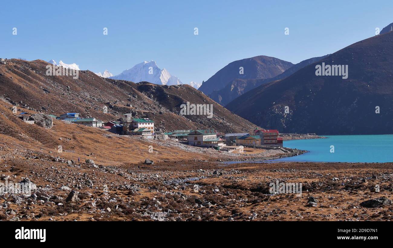 Kleines Sherpa Dorf Gokyo (4,860 m), Sagarmatha Nationalpark, Himalaya, Nepal am Ufer des türkisfarbenen dritten Sees gelegen. Stockfoto