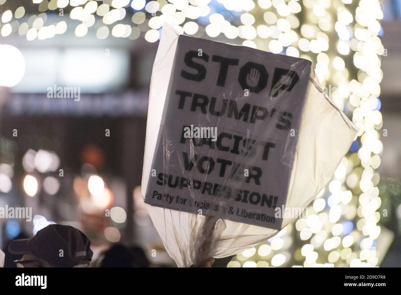 Seattle, USA. November 2020. Früh in der Nacht, Stop Trump Zeichen bei einer Kshama Sawant Seattle Solidarity Kundgebung im Westlake Park. Kshama ist der einzige Sozialist im Stadtrat von Seattle. Quelle: James Anderson/Alamy Live News Stockfoto