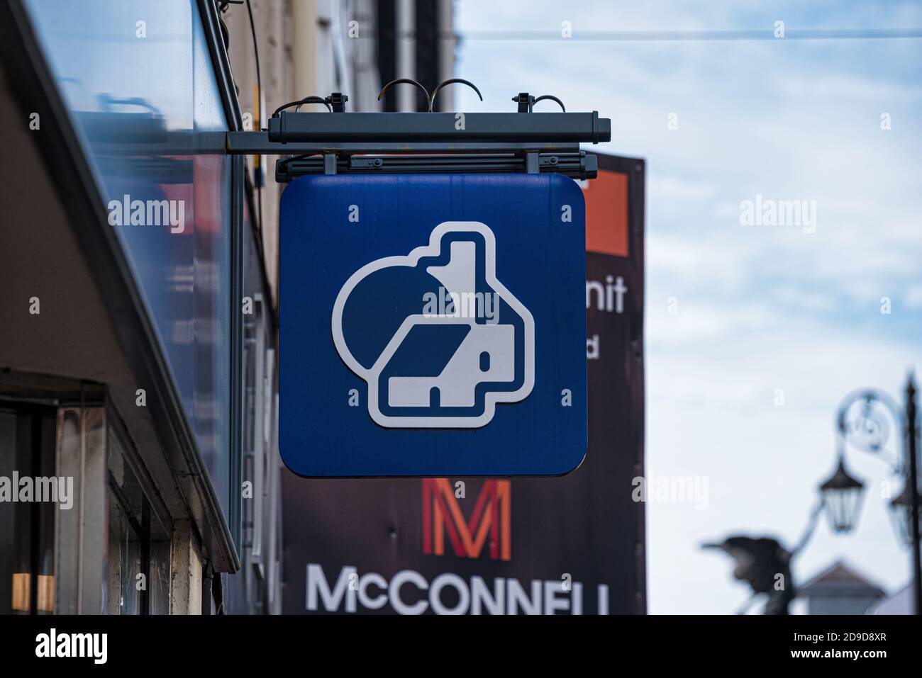 Derry, Nordirland - 27. September 2020: Das Zeichen für Nationwide Building Society in Derry. Stockfoto Derry, Nordirland - 27. September 2020: Das Zeichen für Nationwide Building Society in Derry. Stockfoto