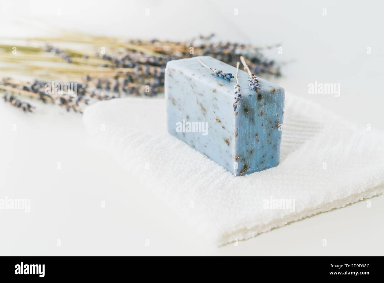 Lavendelseife, weißes Baumwolltuch, trockene Waschmittel Nahaufnahme auf weißem Hintergrund, Kopierplatz für Produktanzeige. Aromatherapie, Spa-Konzept Stockfoto