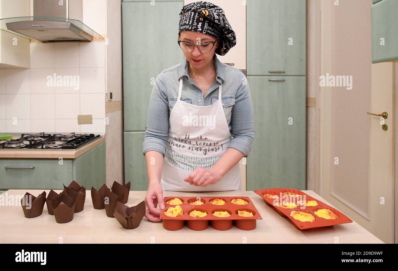 Eine Frau kocht Süßigkeiten zu Hause während der Aussperrung Stockfoto