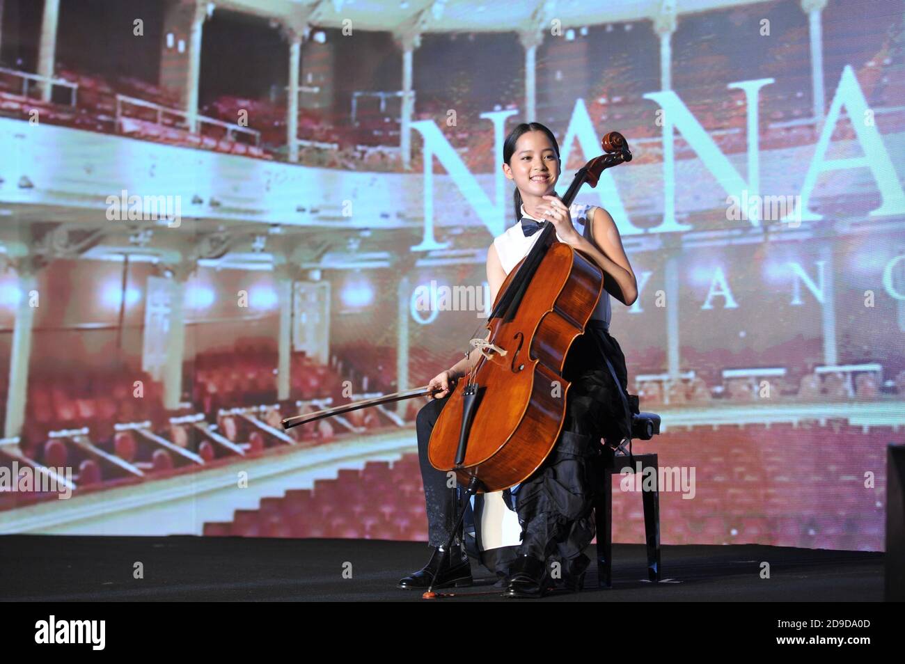 --File-- taiwanesische Schauspielerin, Cellistin Nana Ou-Yang - Nana spielt Cello als sie jung war£¨2015£© Stockfoto