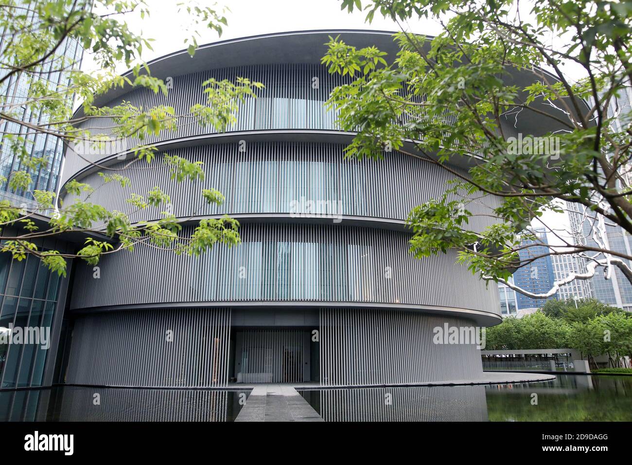 Luftaufnahme des He Art Museum oder HEM, ein familiengeführtes, gemeinnütziges privates Kunstmuseum, das von Tadao Ando in der Stadt Foshan im südchinesischen Guangdon entworfen wurde Stockfoto