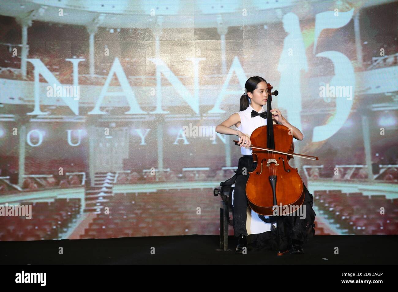 --File-- taiwanesische Schauspielerin, Cellistin Nana Ou-Yang - Nana spielt Cello als sie jung war£¨2015£© Stockfoto