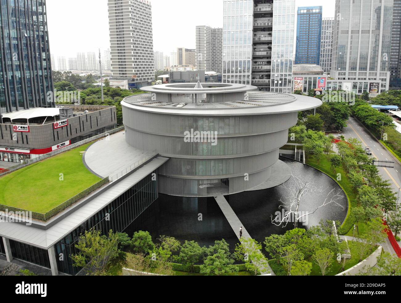 Luftaufnahme des He Art Museum oder HEM, ein familiengeführtes, gemeinnütziges privates Kunstmuseum, das von Tadao Ando in der Stadt Foshan im südchinesischen Guangdon entworfen wurde Stockfoto