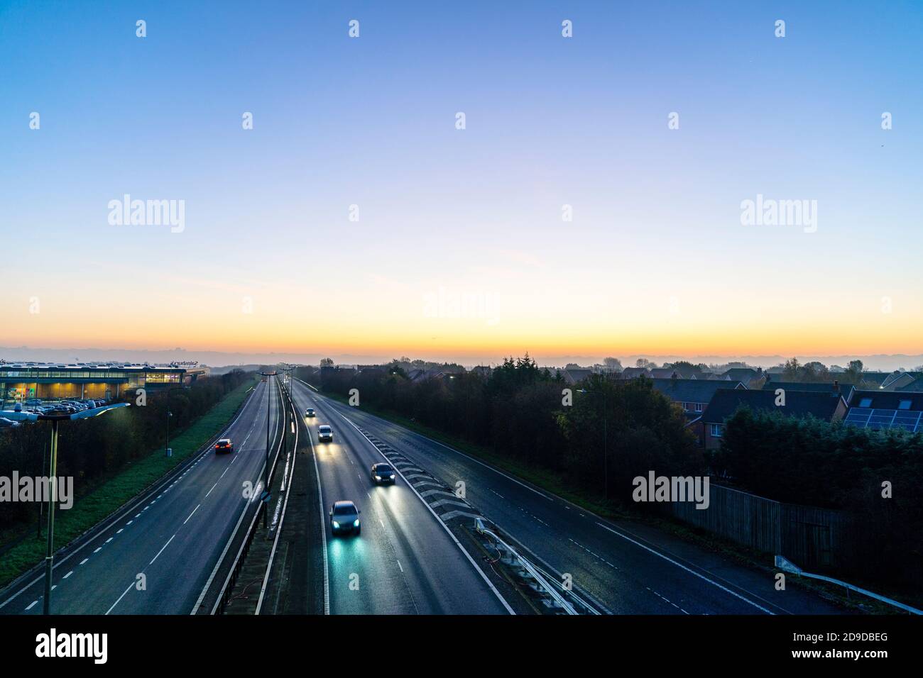 Überbrückung Ansicht des reduzierten Verkehrs Richtung London auf dem Thanet Weg in Broomfield, Herne Bay, Kent am 1. Tag der zweiten landesweiten Sperre während der COVID Pandemie. Am frühen Morgen bricht der Morgenhimmel am Horizont auf. Stockfoto