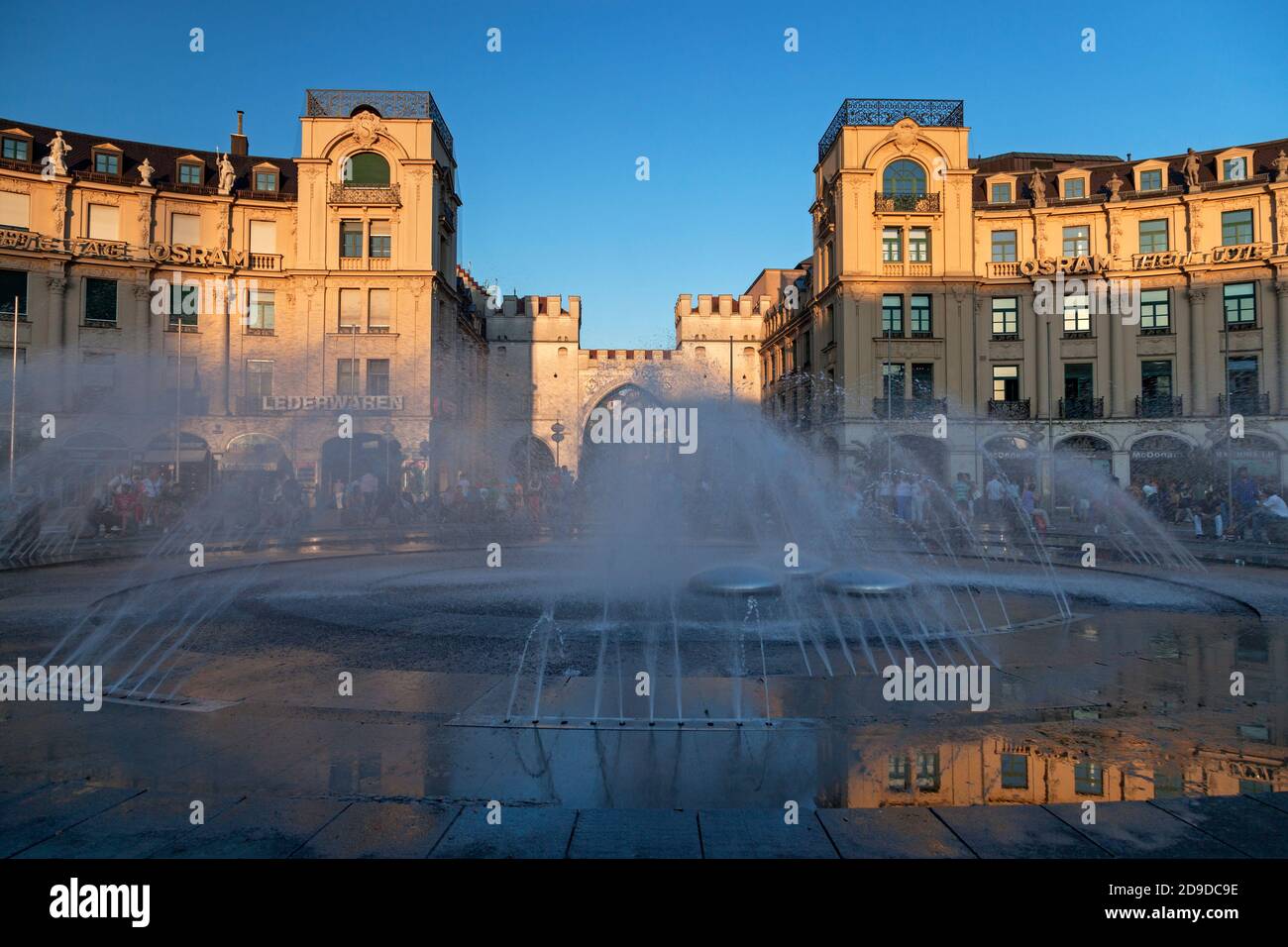Geographie / Reisen, Deutschland, Bayern, München, Verkehrskreis am Karlsplatz Stachus mit Karlstor, inne, Additional-Rights-Clearance-Info-not-available Stockfoto