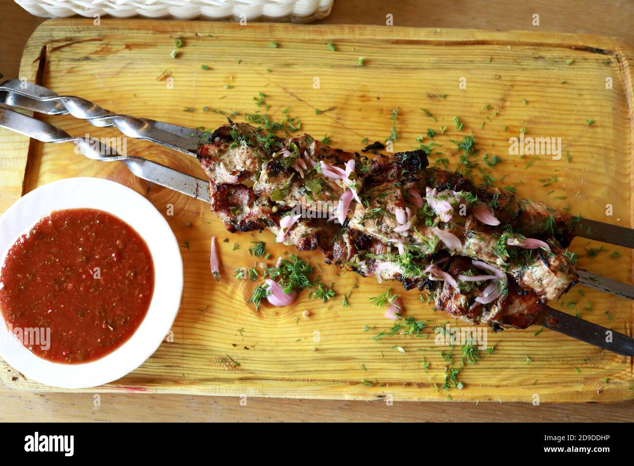 Shish Kebab auf Spieße auf Holzbrett im Restaurant Stockfoto