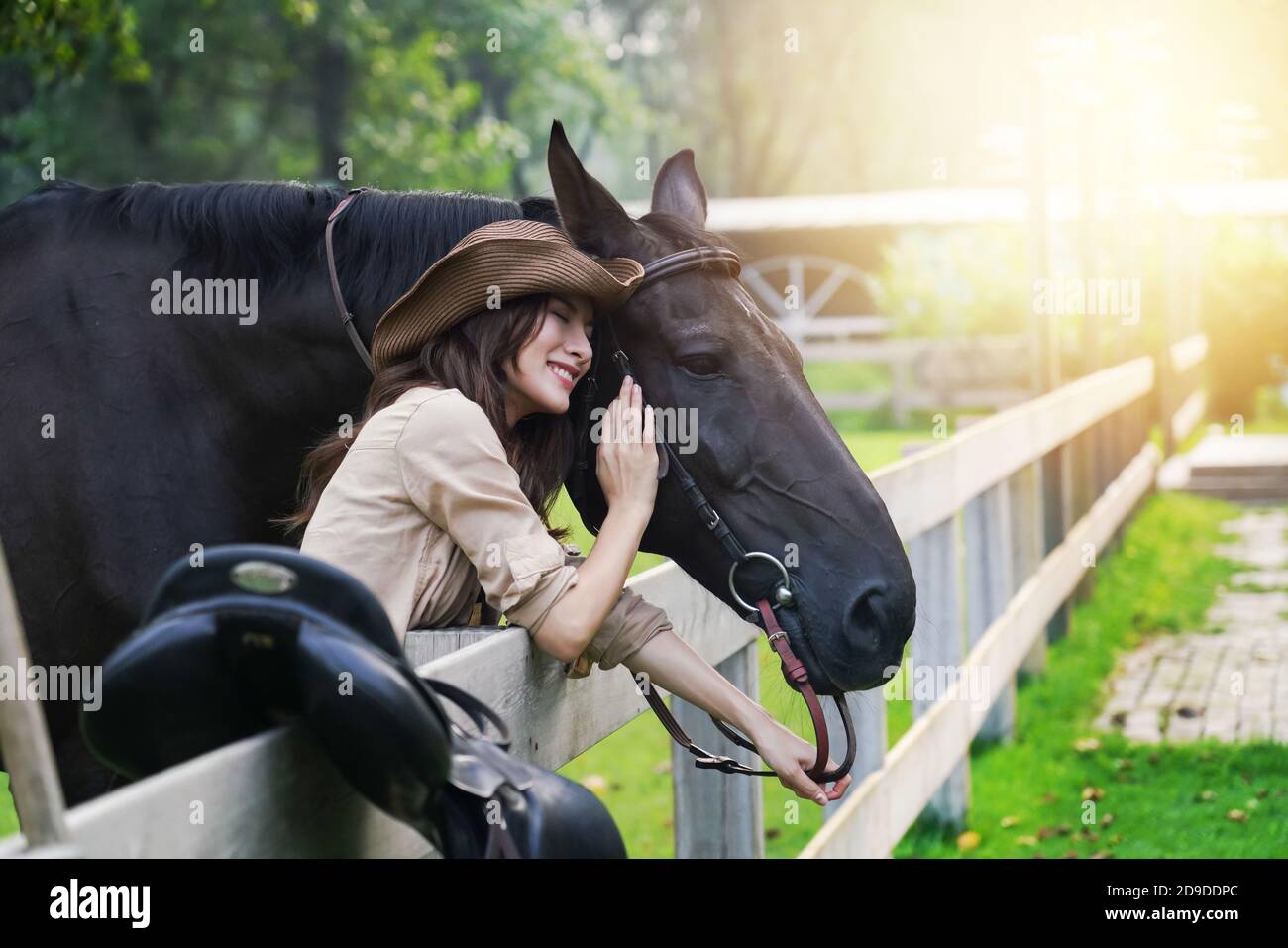 Modische junge Frauen und Pferde, um intime Momente zu genießen Stockfoto