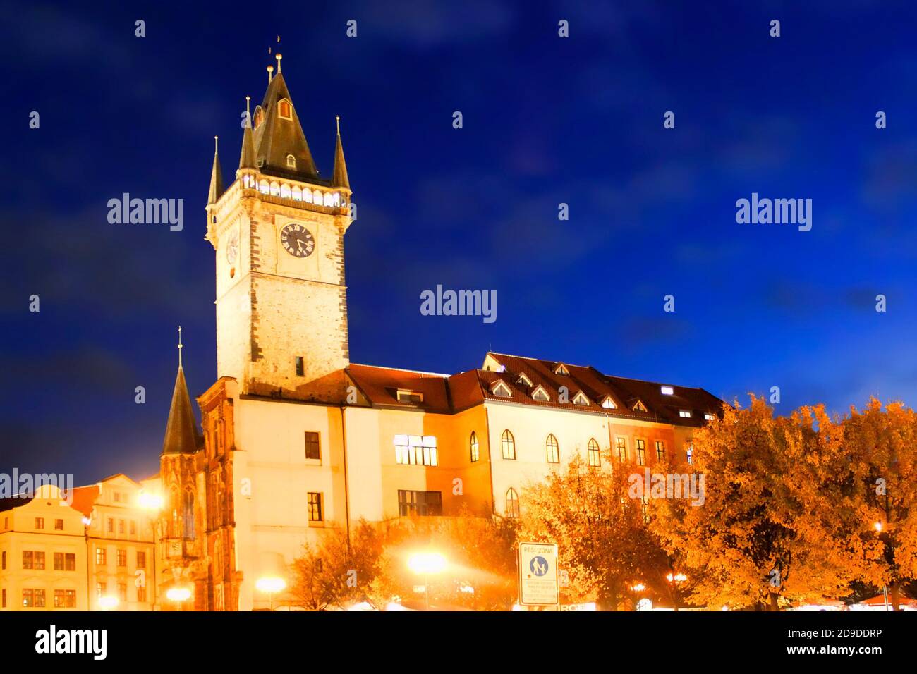 Stadthaus auf dem Prager Altstädter Ring. Abendbeleuchtung Stockfoto