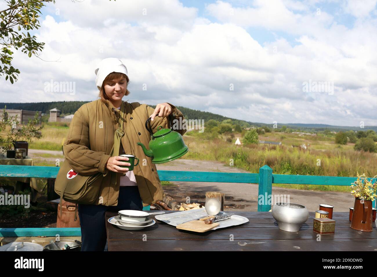 Krankenschwester gießt Tee in der Küche des Feldlazaretts Stockfoto