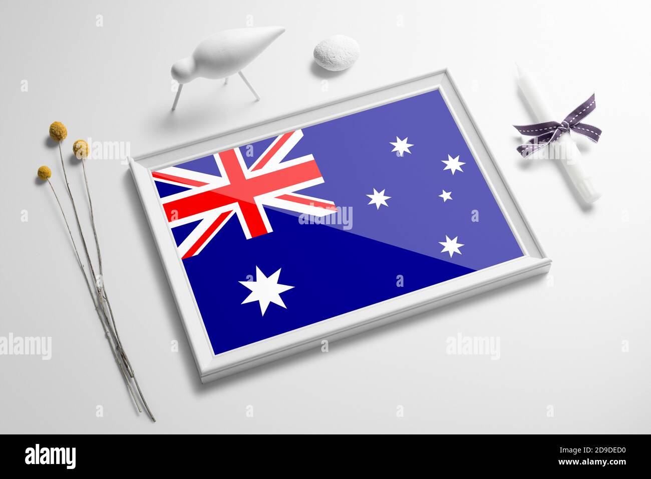 Australien Flagge in Holzrahmen auf Tisch. Weißes natürliches weiches Konzept, nationale Feier Thema. Stockfoto