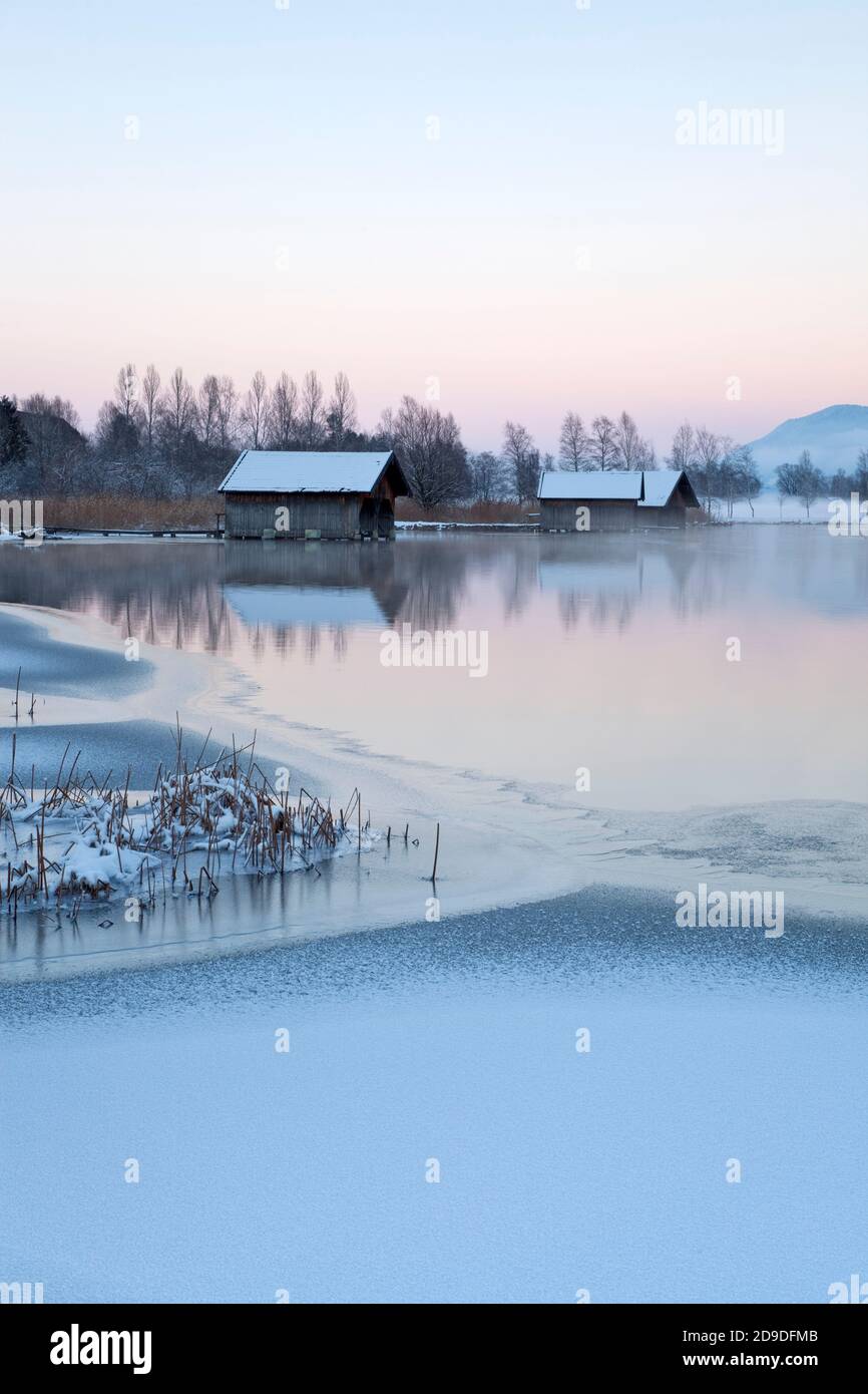 Geographie / Reisen, Deutschland, Bayern, Schlehdorf, Bootshäuser in der Schlehdorfer Bucht, Schlehdorf, Uppe, Additional-Rights-Clearance-Info-Not-available Stockfoto Geographie / Reisen, Deutschland, Bayern, Schlehdorf, Bootshäuser in der Schlehdorfer Bucht, Schlehdorf, Uppe, Additional-Rights-Clearance-Info-Not-available Stockfoto