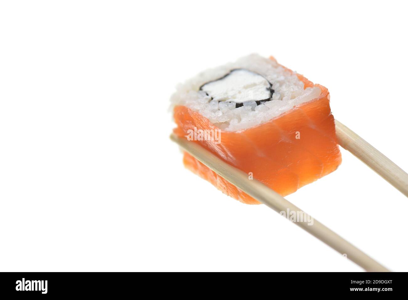 Essstäbchen halten Sushi-Rolle mit Lachs auf weißem isoliertem Hintergrund Stockfoto