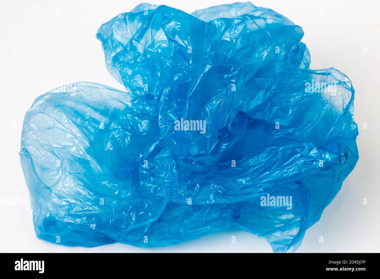 Verformtes blaues transparentes Polyethylen auf weißem Hintergrund Stockfoto