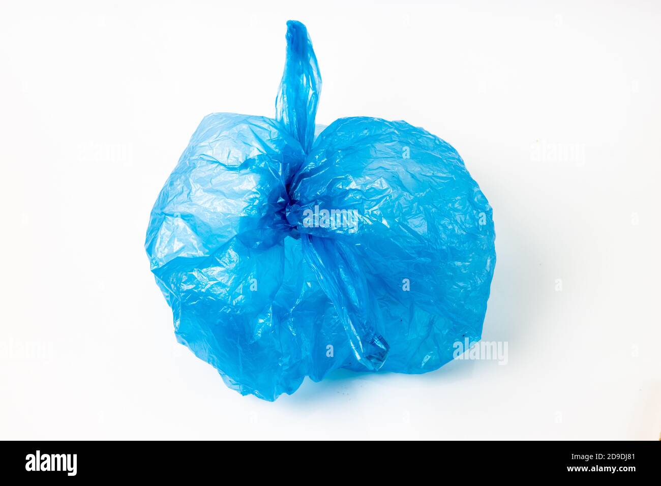 Verformtes blaues transparentes Polyethylen isoliert auf weißem Hintergrund Stockfoto