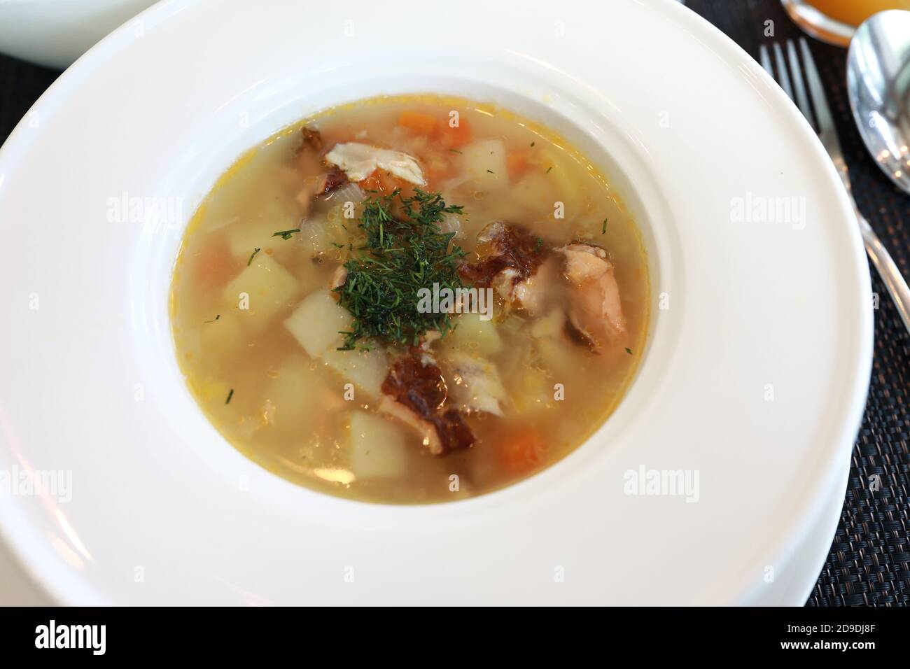 Geräucherte Fischsuppe mit Forelle und Hechtbarsch im Restaurant Stockfoto
