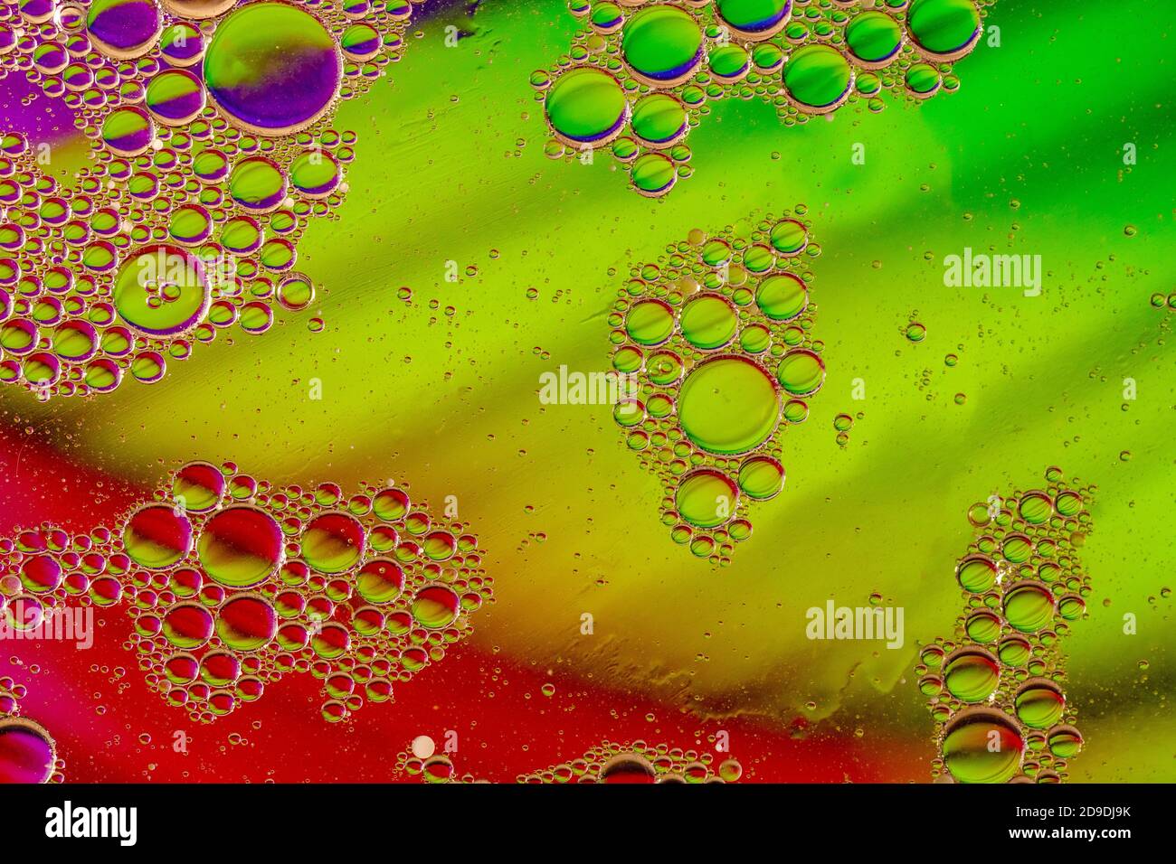 Abstrakte bunte Blasen. Mischen von Wasser und Öl. Unrealistische farbige Blasen, unterschiedliche Farbfilter Stockfoto