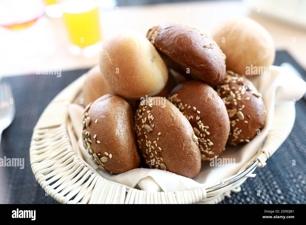Korb mit verschiedenen Brötchen in einem Restaurant Stockfoto