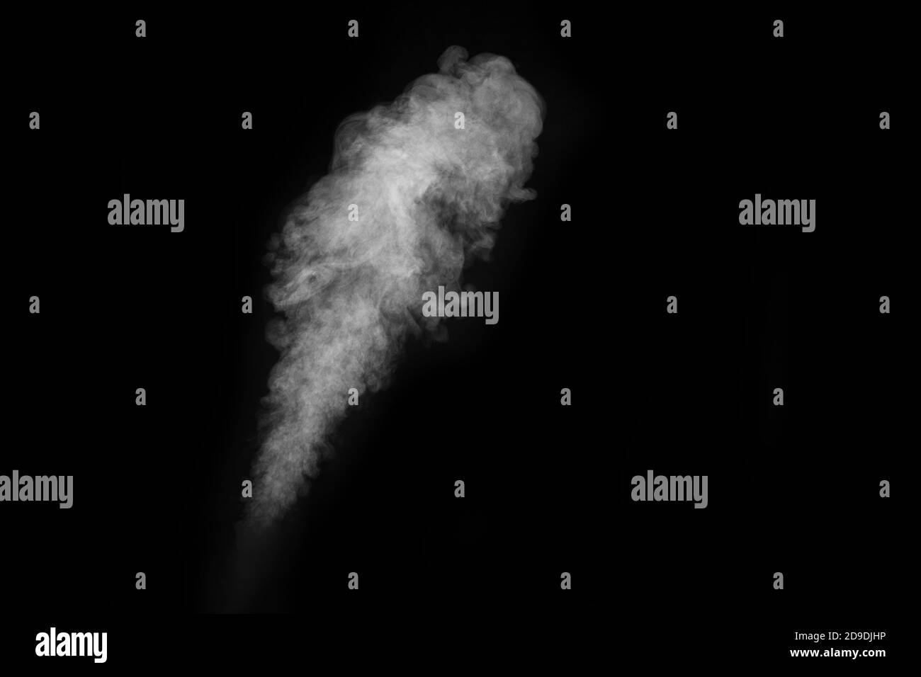 Weißer Dampfsprühdampf aus dem Luftsättigungsgerät. Abstrakter Hintergrund, Design-Element, für Überlagerung auf Bildern Stockfoto