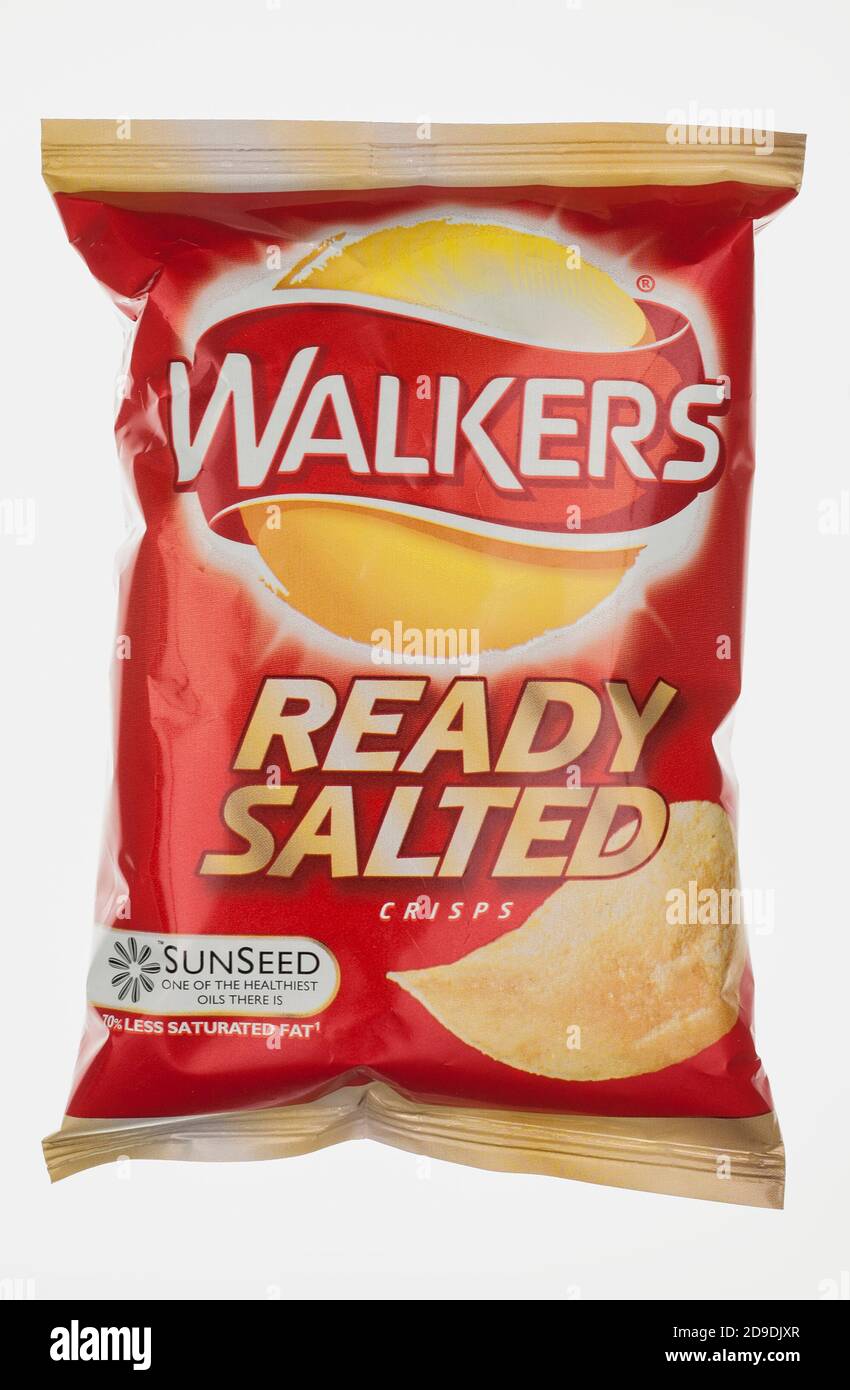 Paket von Walkers Ready Salted Crisps, Walkers ist ein britisches Lebensmittelunternehmen im Jahr 1948 gegründet. Stockfoto