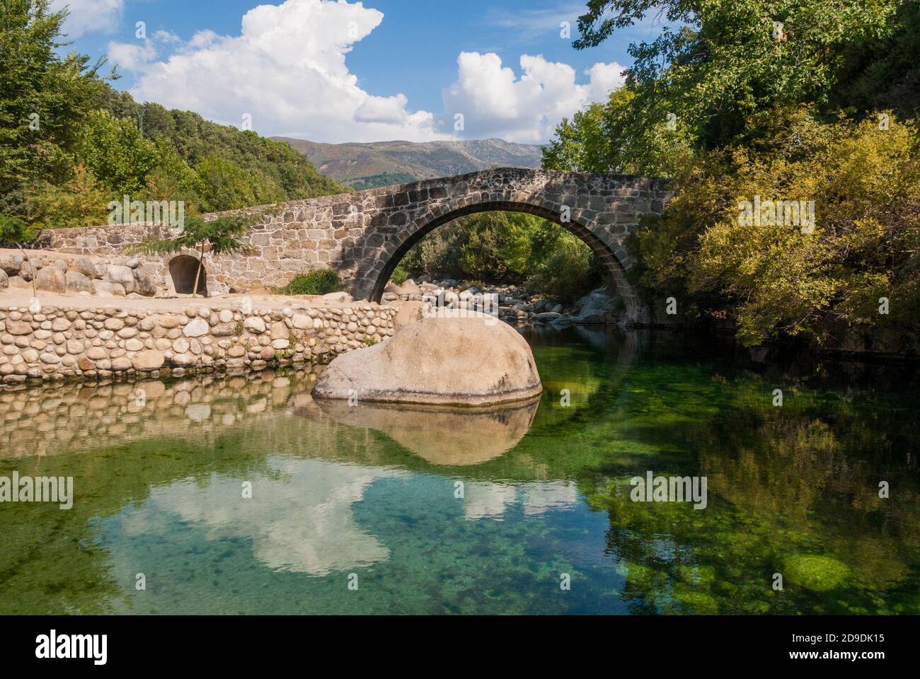 Mittelalterliche Steinbrücke über den Fluss Stockfoto