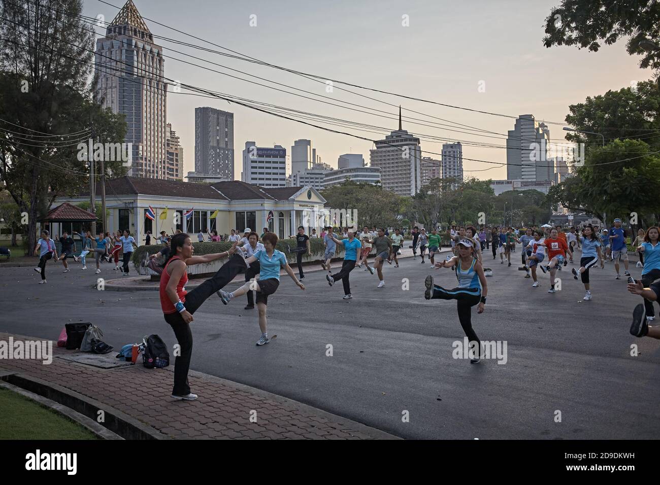 Bangkok, Thailand, Februar 2009. Bei Sonnenuntergang versammelten sich die Leute im Lumpini Park, um sich im Freien zu trainieren. Stockfoto