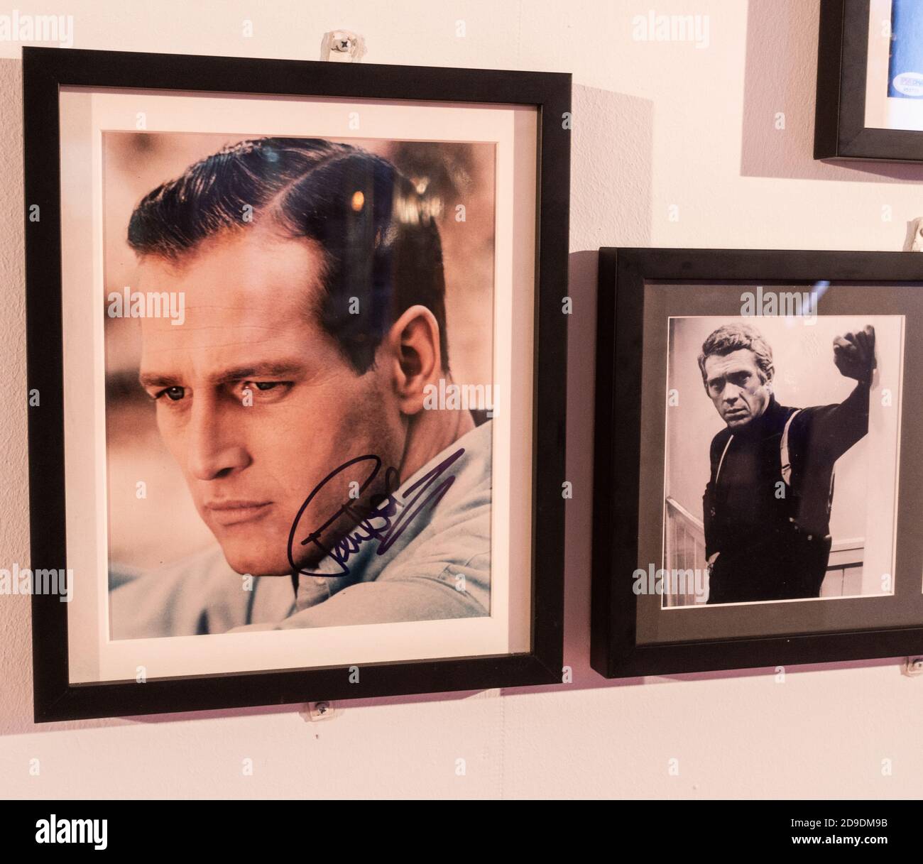 Handsignierte Fotografien der Schauspieler Paul Newman und Steve McQueen Stockfoto