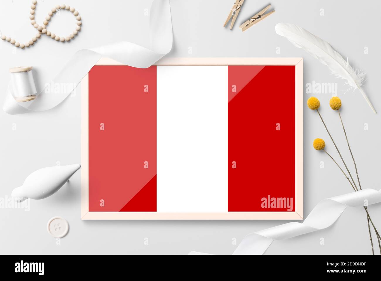 Peru Flagge in Holzrahmen auf weißem kreativen Hintergrund. Weißes Thema, Feder, Gänseblümchen, Knopf, Band-Objekte. Stockfoto