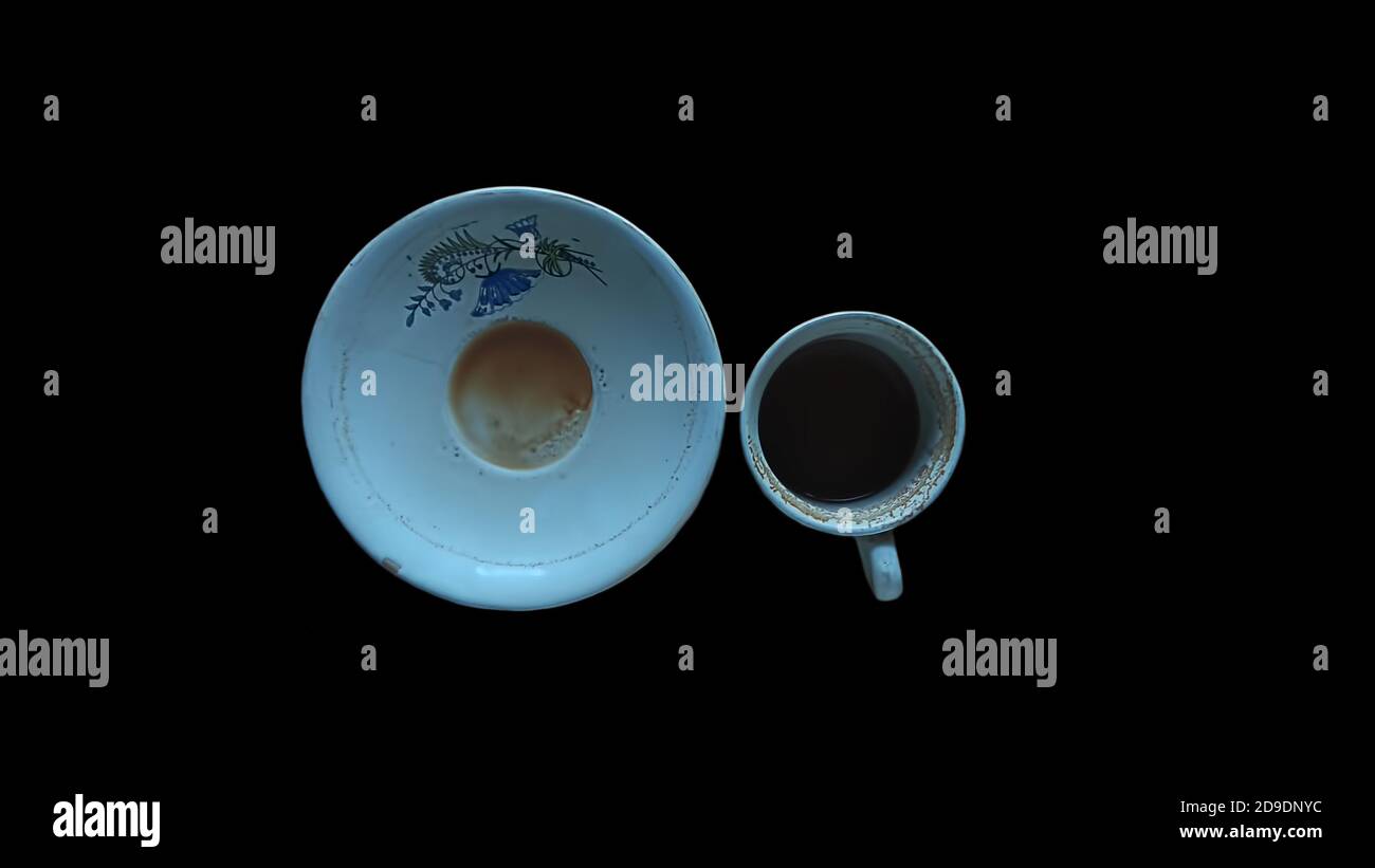 Topshot einer leeren Teetasse isoliert auf schwarzem Hintergrund. Stockfoto