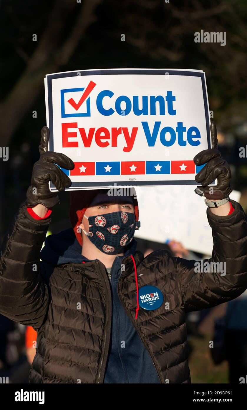 Boston, Massachusetts, USA, 4. November 2020. Hunderte demonstrierten beim Boston Common im Zentrum der Stadt, um zu fordern, dass jede Stimme bei den Präsidentschaftswahlen 2020 der Vereinigten Staaten gezählt wird. Die große Demonstration am Parkman Bandstand war friedlich und alle mussten eine Gesichtsbedeckung tragen. Kundgebungen fanden in Städten in ganz Amerika am 4. November statt. Kredit: Chuck Nacke / Alamy Live Nachrichten Stockfoto