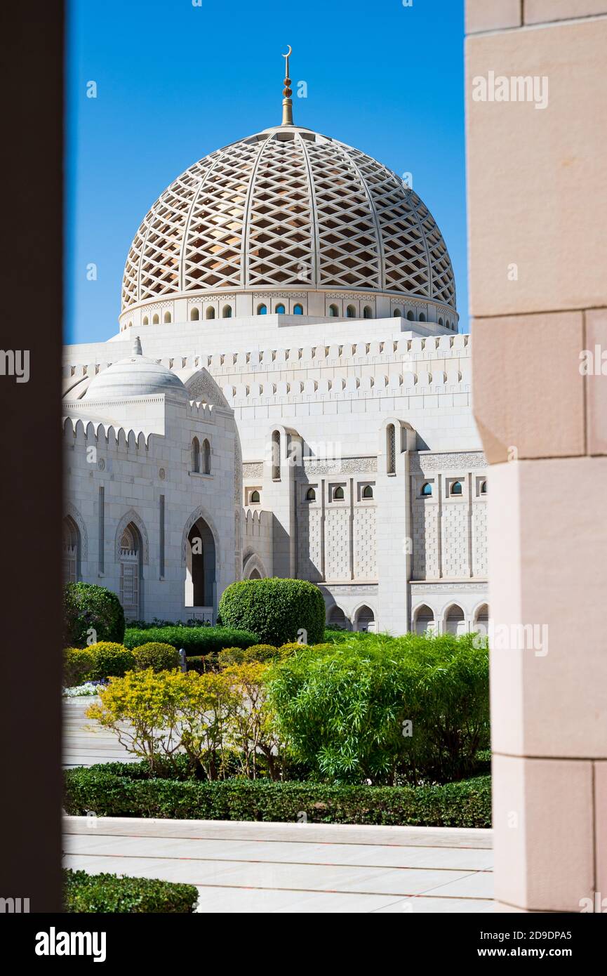 Die Sultan Qaboos große Moschee in Maskat, Sultanat von Oman. Finanziert von Sultan Qaboos bin Said al Said, ist die Moschee die Heimat der weltweit größten han Stockfoto