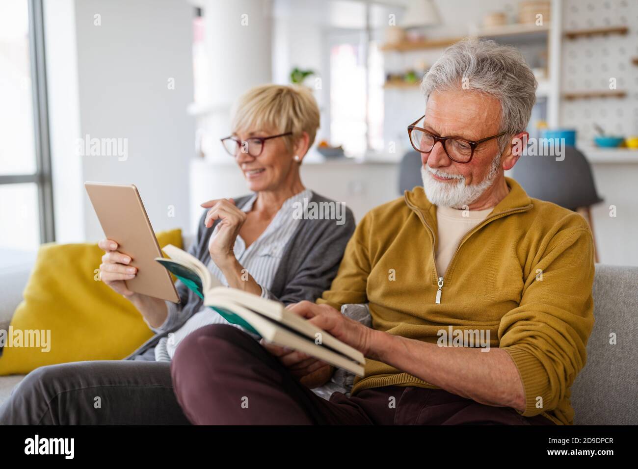 Fröhliches Seniorenpaar genießen das Leben im Ruhestand zu Hause Stockfoto