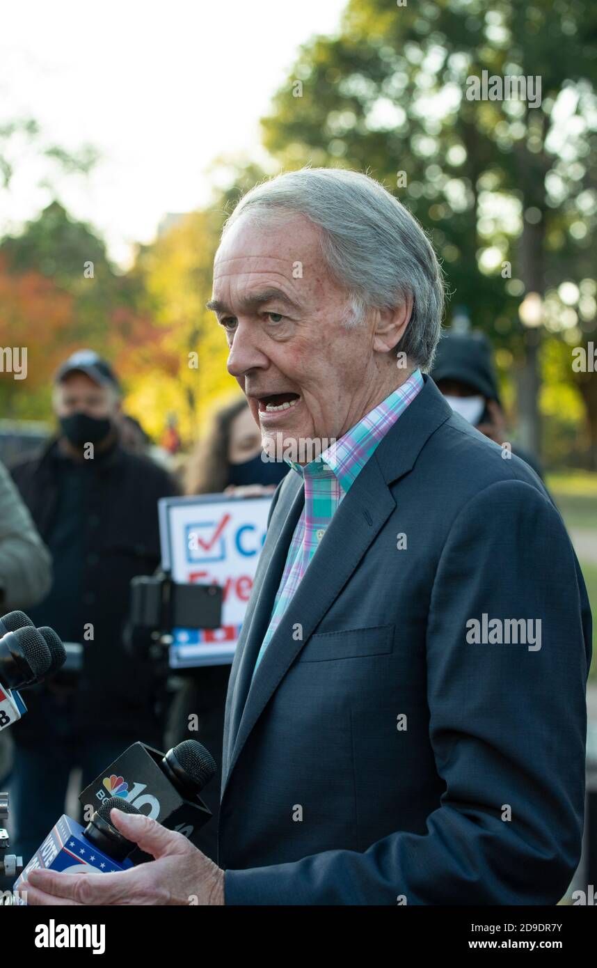 Boston, Massachusetts, USA, 4. November 2020. Hunderte demonstrierten beim Boston Common im Zentrum der Stadt, um zu fordern, dass jede Stimme bei den Präsidentschaftswahlen 2020 der Vereinigten Staaten gezählt wird. Die große Demonstration am Parkman Bandstand war friedlich und alle mussten eine Gesichtsbedeckung tragen. Kundgebungen fanden in Städten in ganz Amerika am 4. November statt. Das Foto zeigt den US-demokratischen Senator Edward Markey, der vor der Kundgebung vor den Medien auf dem Bandstand sprach. Stockfoto