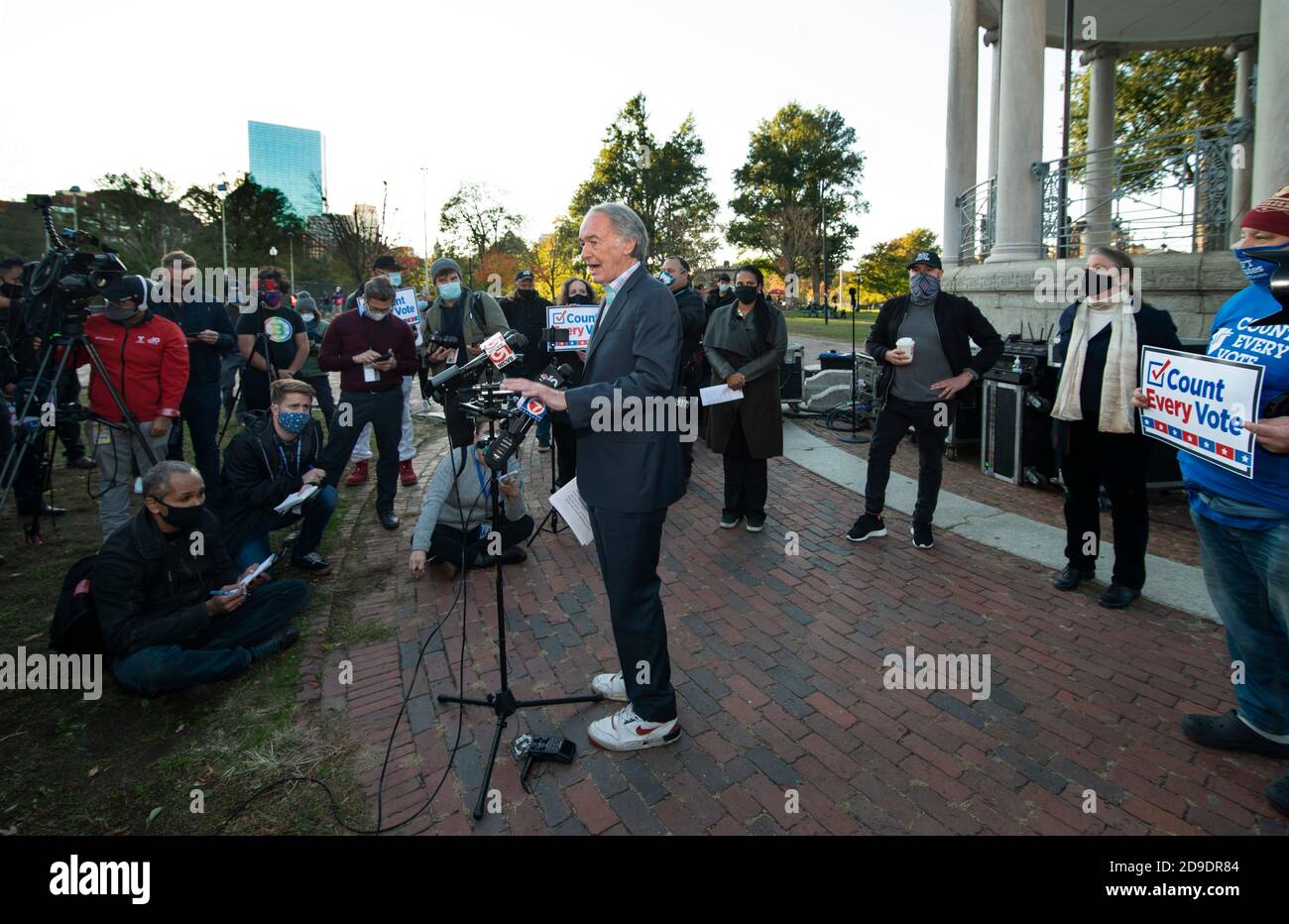 Boston, Massachusetts, USA, 4. November 2020. Hunderte demonstrierten beim Boston Common im Zentrum der Stadt, um zu fordern, dass jede Stimme bei den Präsidentschaftswahlen 2020 der Vereinigten Staaten gezählt wird. Die große Demonstration am Parkman Bandstand war friedlich und alle mussten eine Gesichtsbedeckung tragen. Kundgebungen fanden in Städten in ganz Amerika am 4. November statt. Das Foto zeigt den US-demokratischen Senator Edward Markey, der vor der Kundgebung vor den Medien auf dem Bandstand sprach. Stockfoto