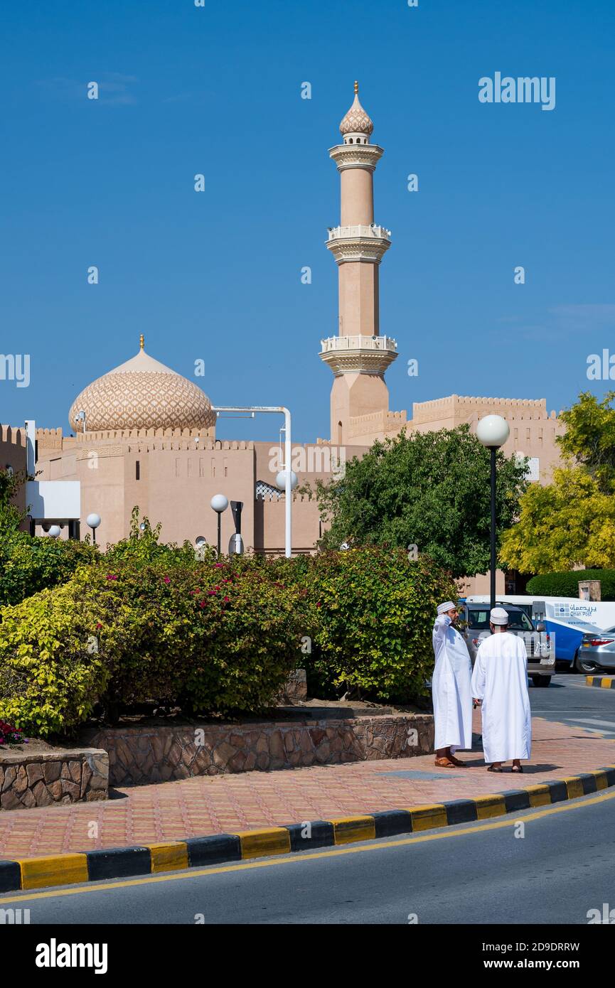 Sultanat Oman: Nizwa, die ehemalige Hauptstadt, mit ihrer militärischen Festung und ihrem Souk Stockfoto