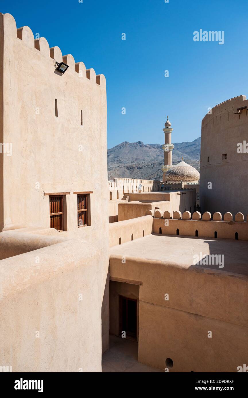 Sultanat Oman: Nizwa, die ehemalige Hauptstadt, mit ihrer militärischen Festung und ihrem Souk Stockfoto