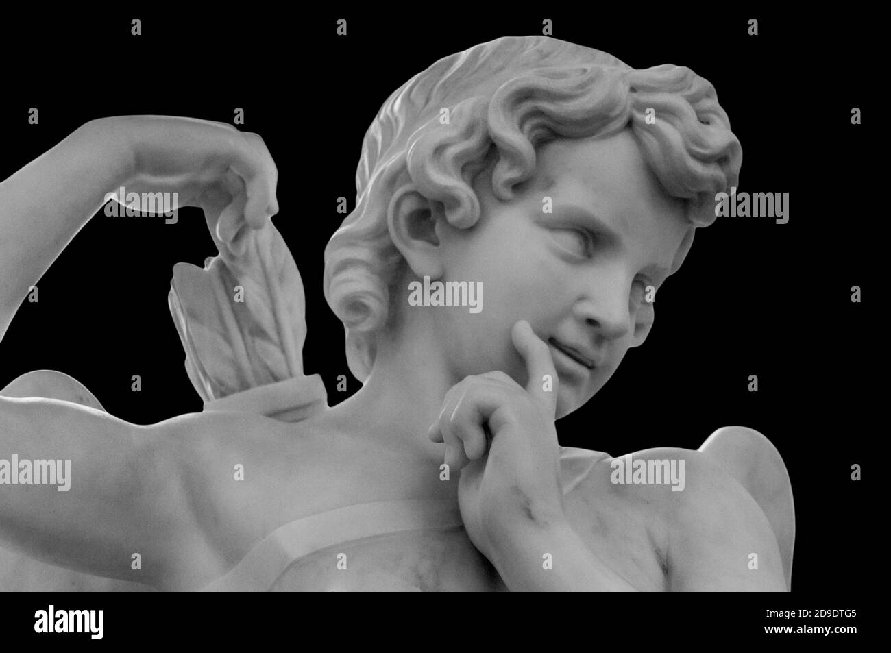 Weißer Todesengel vor schwarzem Hintergrund als Symbol für das Ende des Lebens. Alte Statue. Religion, ewiges Leben, Unsterblichkeit, Glaubensbegriff Stockfoto