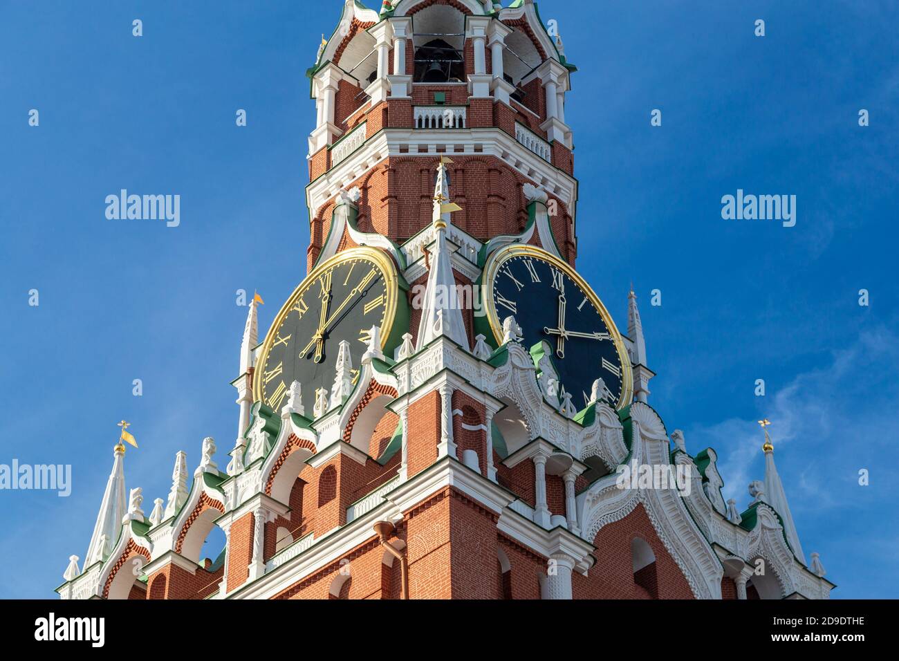 Die Kremluhr oder Kremlgimm ist eine historische Uhr auf dem Spasskaya-Turm des Moskauer Kremls. Russland Stockfoto