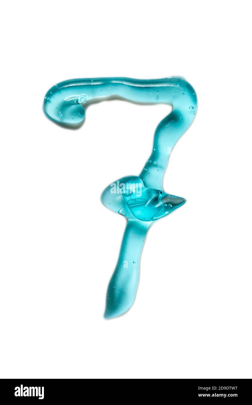 Nummer sieben geschrieben von transparentem Gel isoliert auf weißem Hintergrund. Gequetschtes transparentes Gel mit Blasen aus der Nähe Stockfoto