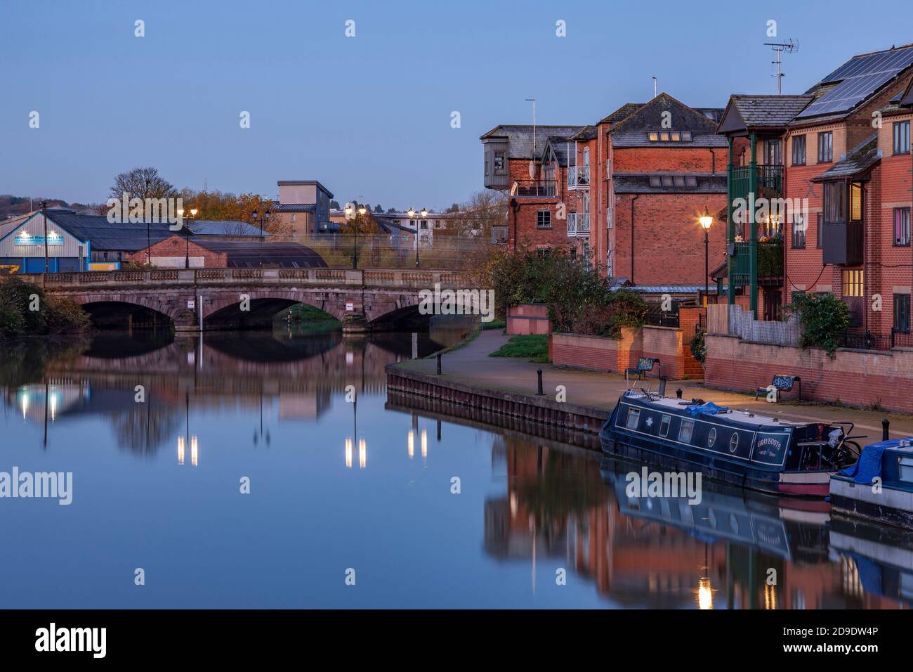 Apartments entlang des Flusses Nene mit Reflexionen im Wasser vor der Dämmerung, Stadtzentrum, Northampton, England, Großbritannien. Stockfoto