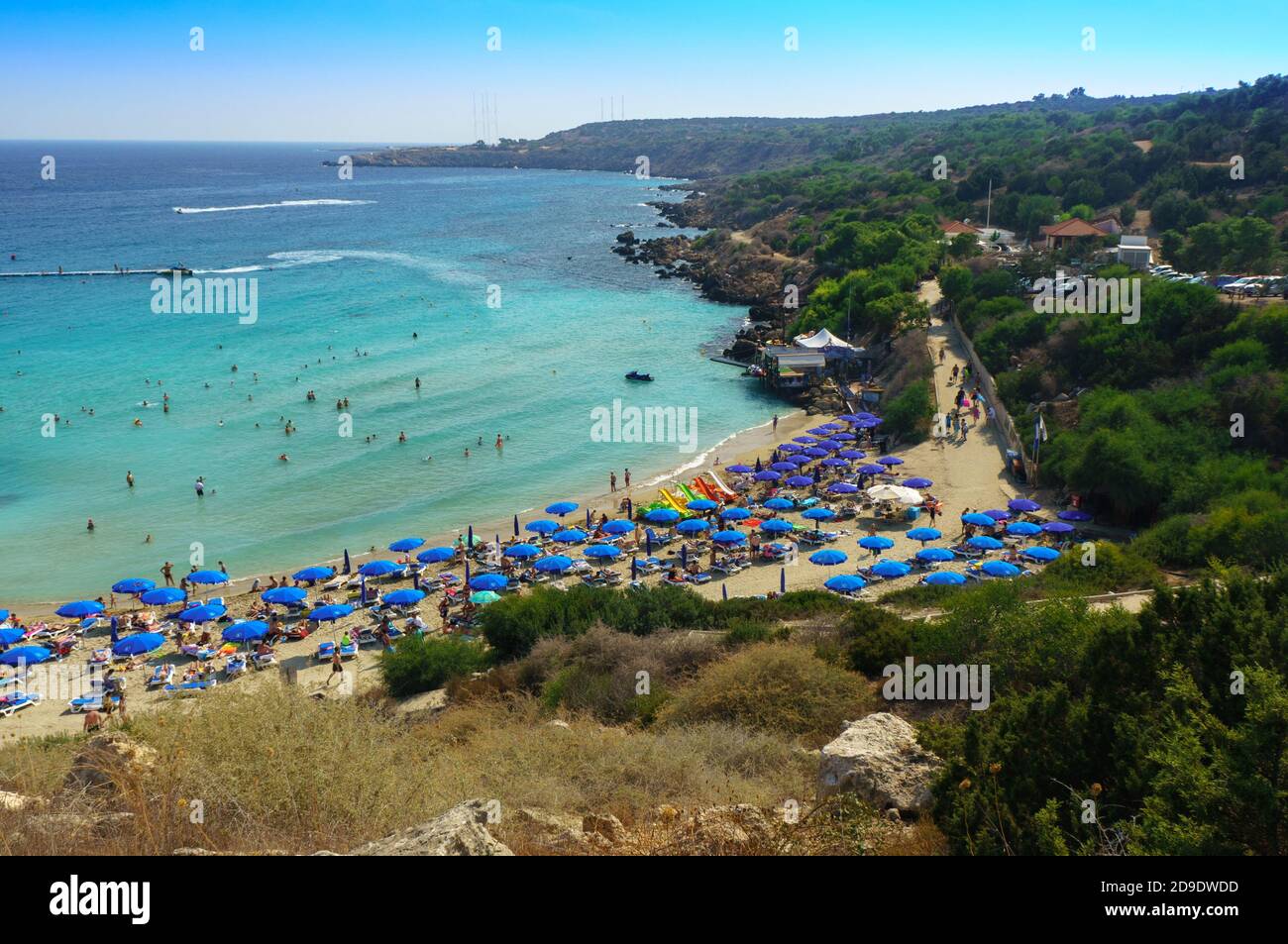 Menschen am berühmten Strand von Konnos Bay Beach, Ayia Napa. Bezirk Famagusta, Zypern. Die besten Strände Zyperns - Konnos Bay im Cape Greko Nationalpark Stockfoto
