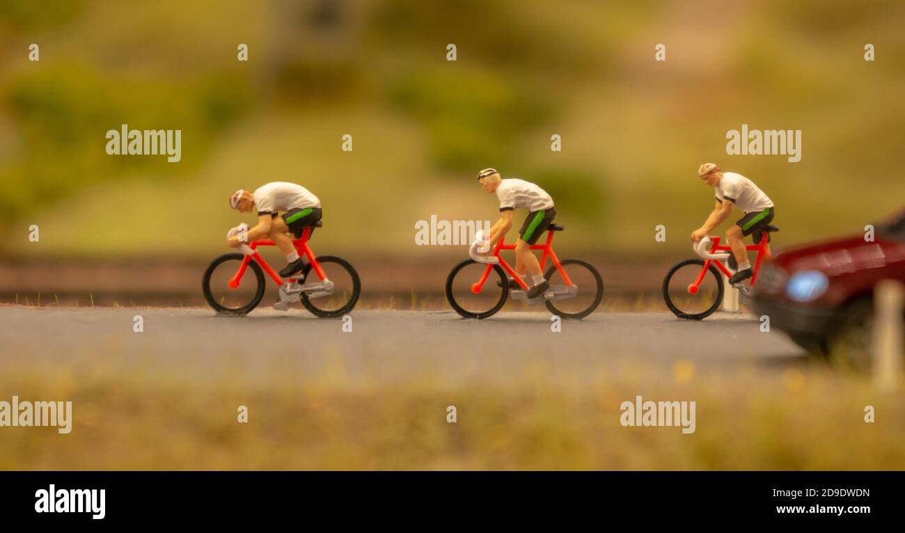Miniaturmenschen Reisende mit Fahrrad. Reise- und Sportkonzept. Miniatur Figur von Männern Fahrrad fahren Stockfoto