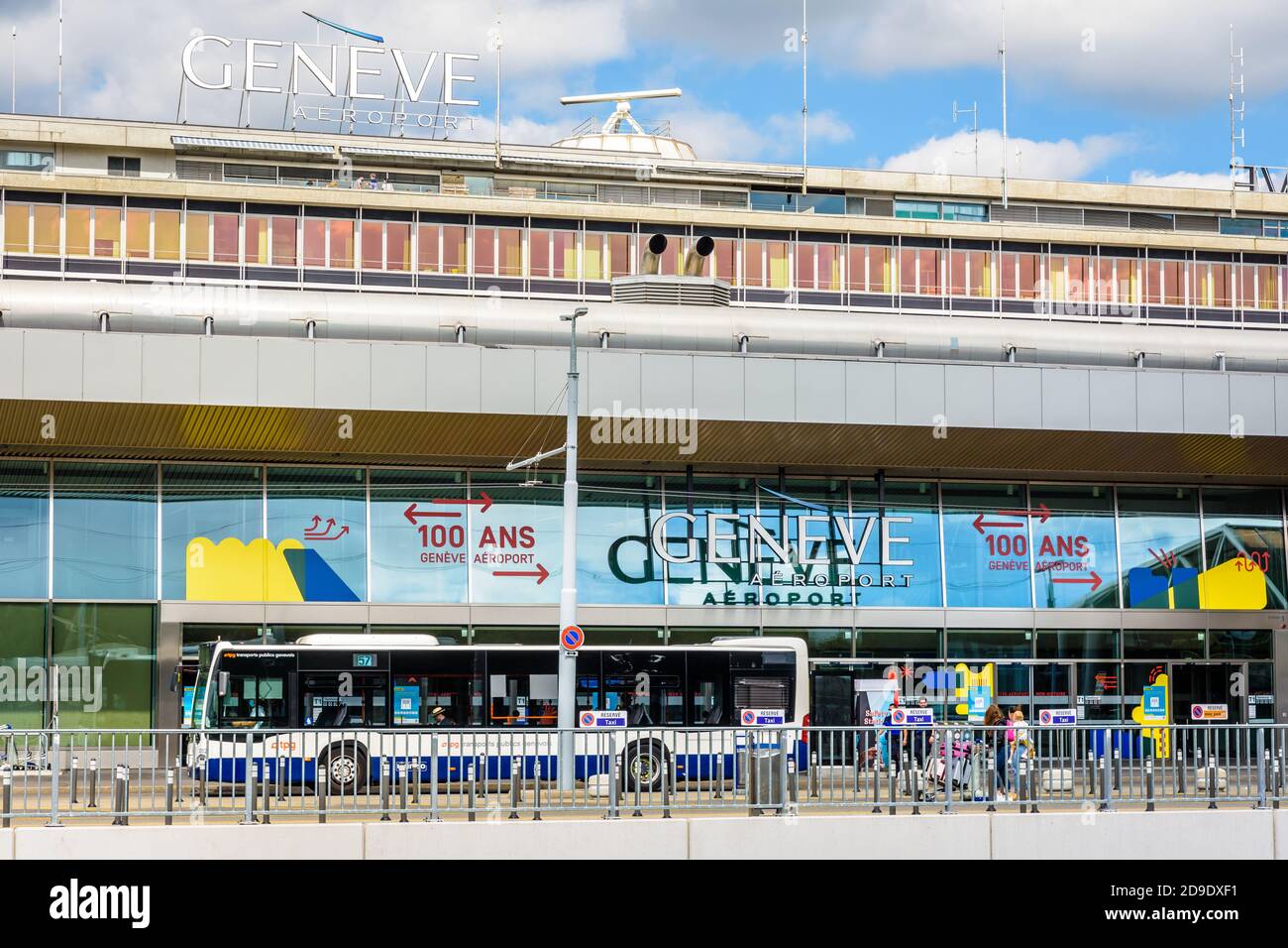 Gesamtansicht des Haupteingangs des internationalen Flughafens Genf (GVA), der 2020 sein 100-jähriges Bestehen feiert, mit einer Busstation. Stockfoto