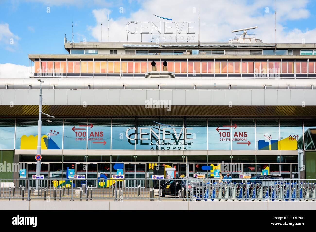 Gesamtansicht des Haupteingangs des internationalen Flughafens Genf (GVA), der 2020 sein 100-jähriges Bestehen feiert. Stockfoto