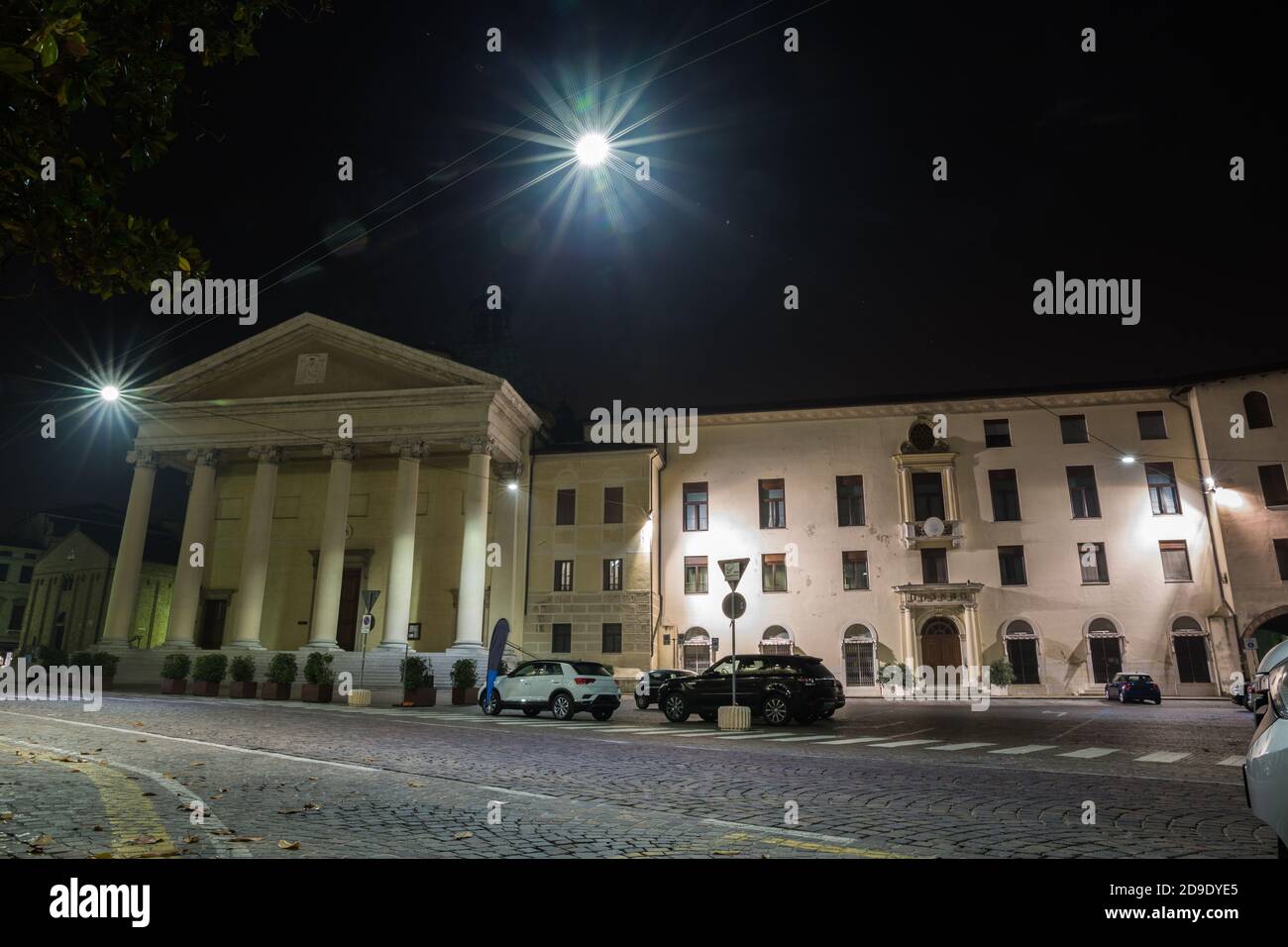 Blick auf den Duomo Platz piazza duomo und die Kathedrale an Nacht Treviso Italien Stockfoto