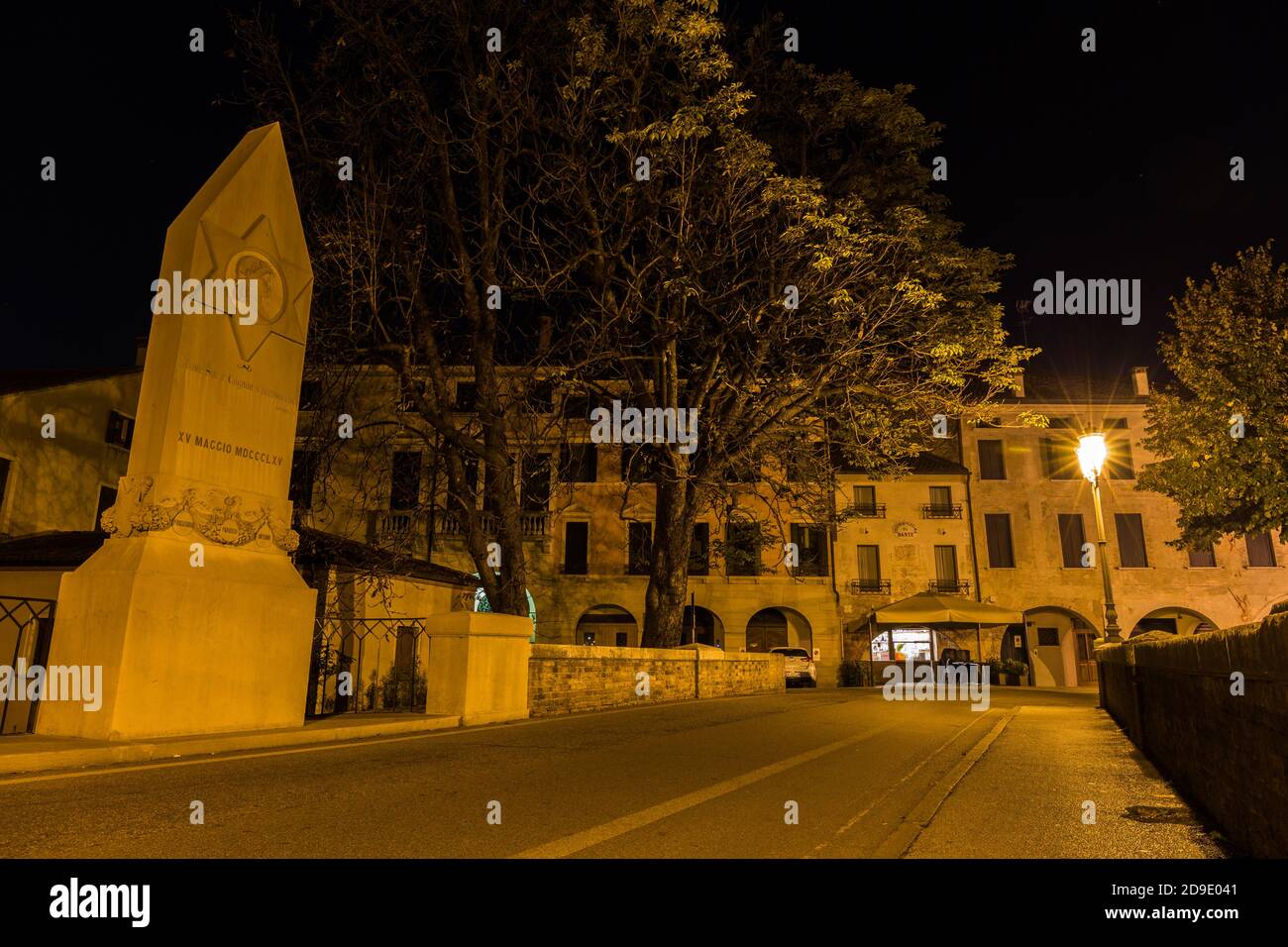 Denkmal auf Dante Brücke Ponte di Dante bei Nacht Treviso Italien Stockfoto